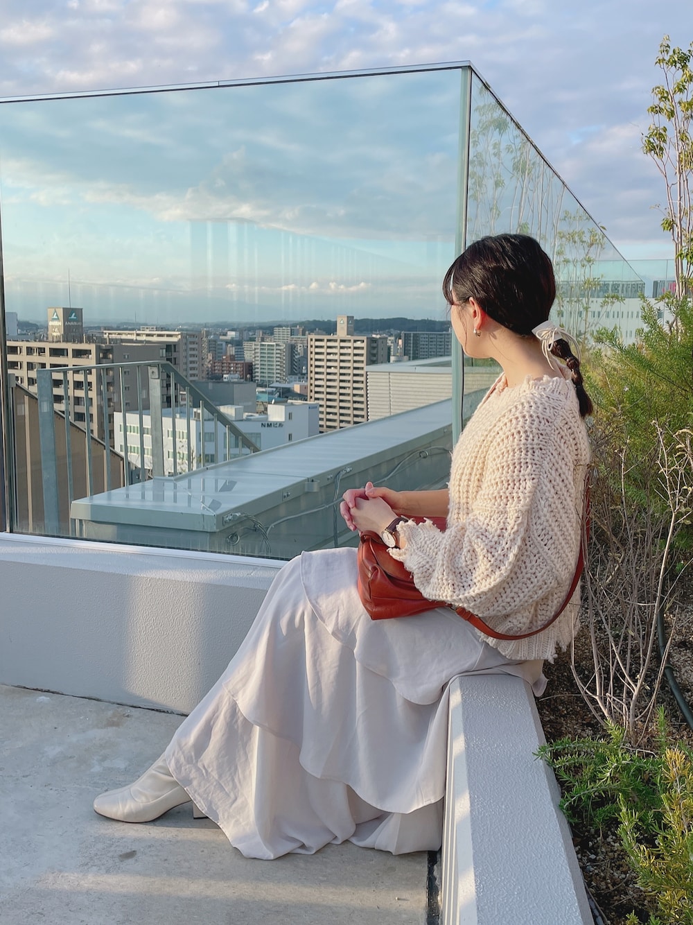 「白ニット、WHO’S WHO gallery、ティアードスカート、ヘムスカート、大人ガーリー、ガーリー、ガーリーカジュアル、白ブーツ、ロングスカート、ガーリーコーデ」｜「moment+のジョーゼットイレヘムティアードスカート(裏地あり)（スカート、ベージュ系）」を使った、kurumiさん（レディース・154cm）の秋コーディネートの1枚目の写真