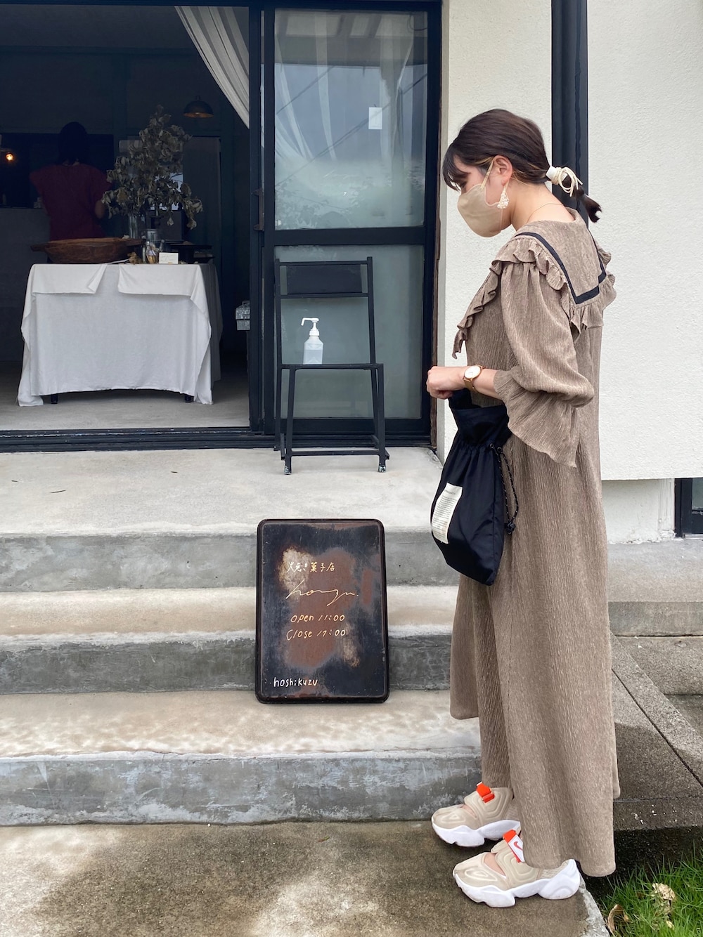 「jumelle、オトナカワイイ、ワンピース×スニーカー、ワンピース、アクアリフト、シアタープロダクツ(THEATRE PRODUCTS)、休日コーデ、ootd、低身長コーデ、韓国ファッション」｜「FREAK'S STOREの【一部WEB限定】THEATRE PRODUCTS × FREAK'S STORE/シアタープロダクツ　別注ドローショルダーバッグ(巾着バッグ)（ショルダーバッグ、ブラック系）」を使った、kurumiさん（レディース・154cm）の夏コーディネートの1枚目の写真