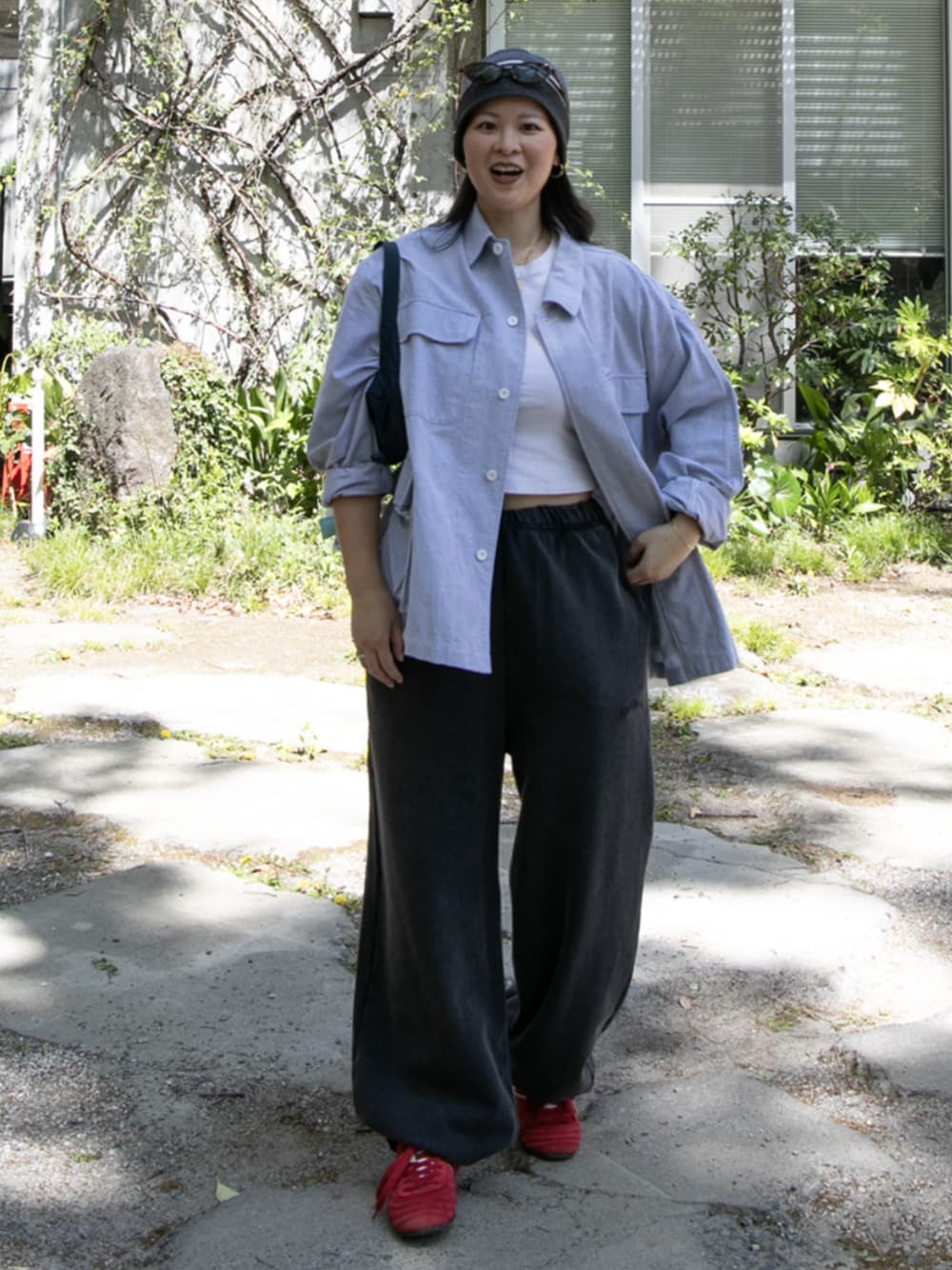 ブルー系のシャツ/ブラウスを着用したレディースの春コーディネートの1枚目の写真