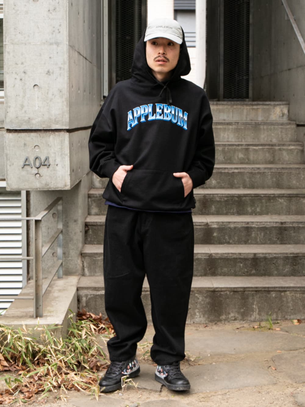 ブラック系のデニムパンツ、ブラック系のパーカーを着用したメンズの冬コーディネートの1枚目の写真