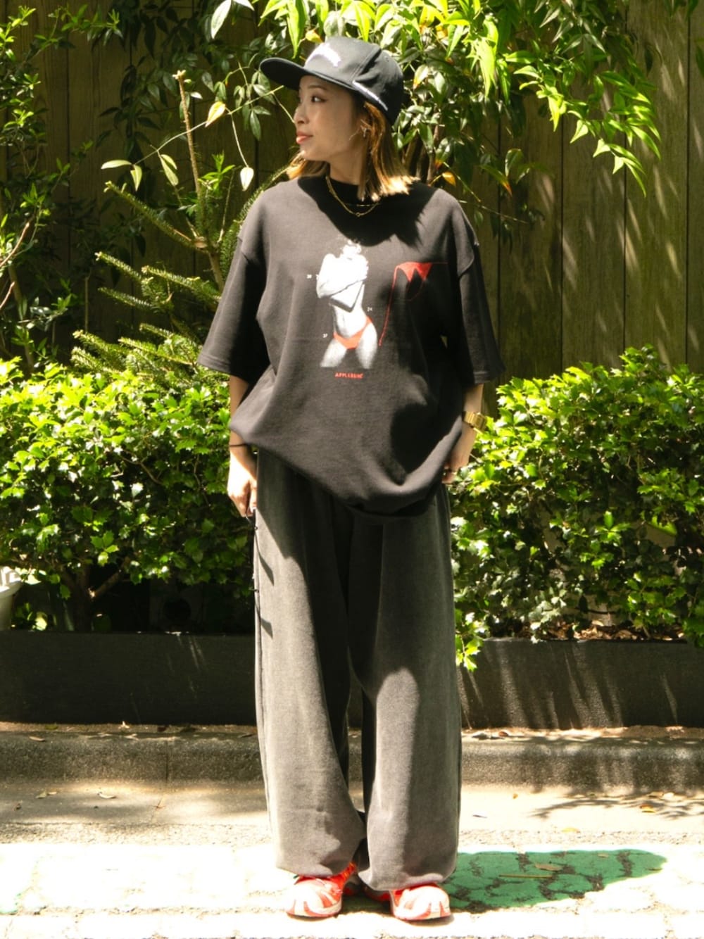 ブラック系のTシャツ/カットソー、ブラック系のスウェットパンツ、ブラック系のキャップを着用したレディースの夏コーディネートの1枚目の写真