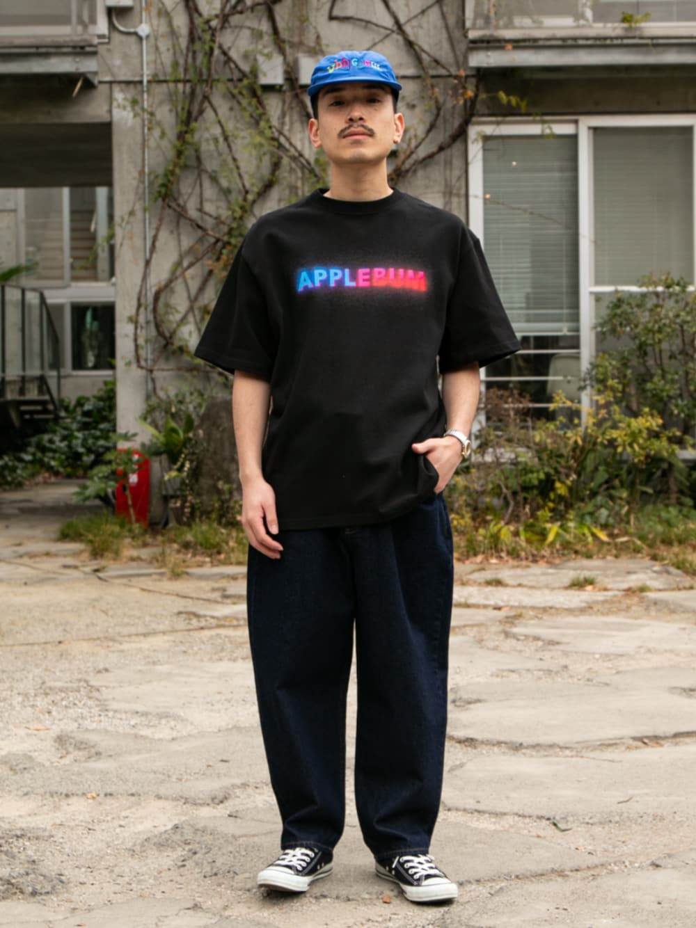 ブラック系のTシャツ/カットソーを着用したレディースの春コーディネートの1枚目の写真