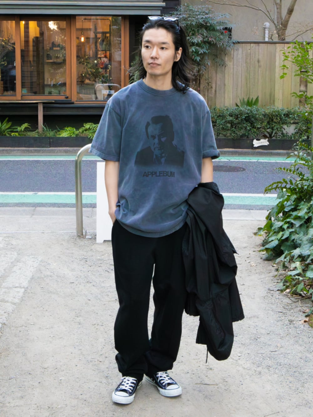 ブラック系のTシャツ/カットソーを着用したメンズの夏コーディネートの1枚目の写真