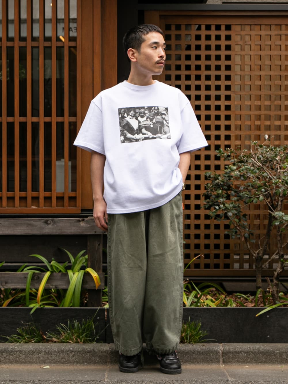 ブラック系のその他パンツ、ホワイト系のTシャツ/カットソーを着用したメンズの春コーディネートの1枚目の写真