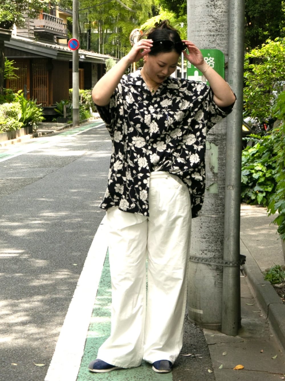 ブラック系のシャツ/ブラウスを着用したレディースの夏コーディネートの1枚目の写真