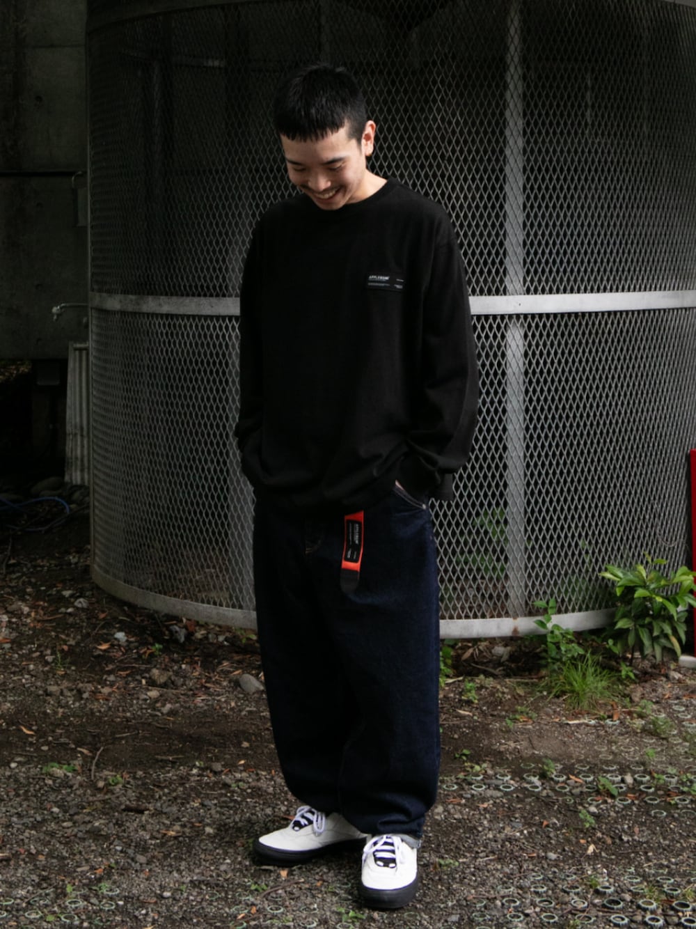 ブラック系のTシャツ/カットソー、オレンジ系のベルトを着用したメンズの秋コーディネートの1枚目の写真