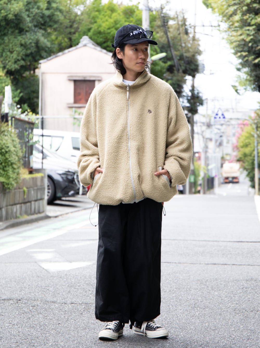 ベージュ系のブルゾン、ブラック系のその他パンツを着用したメンズの秋コーディネートの1枚目の写真