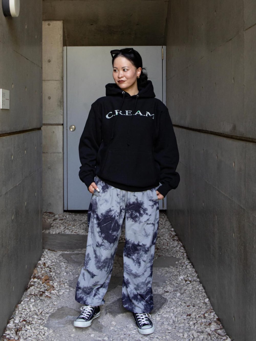 グレー系のその他パンツ、ブラック系のパーカーを着用したレディースの秋コーディネートの1枚目の写真