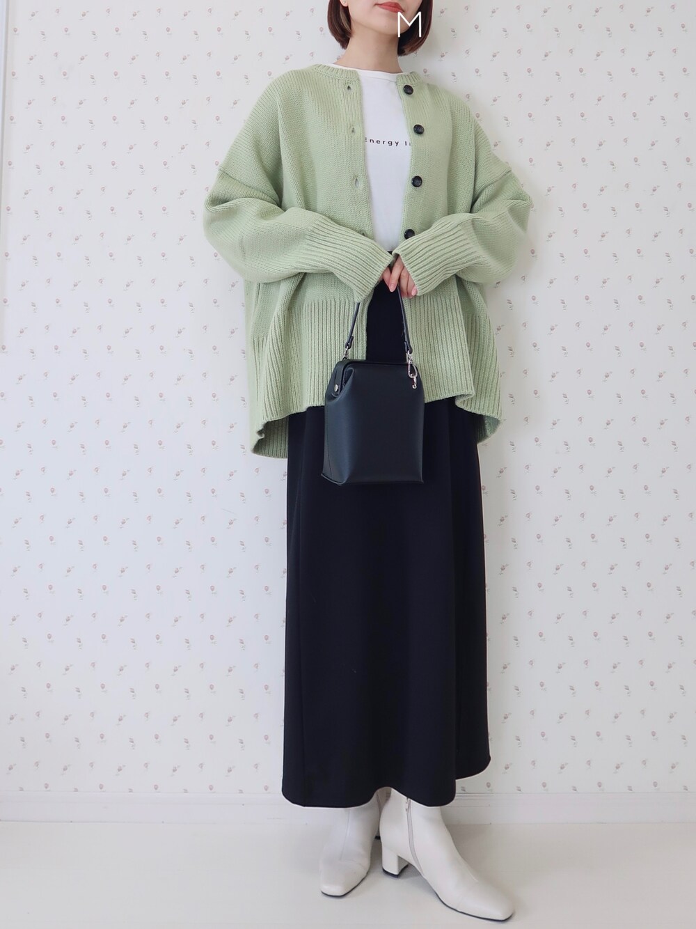 「春コーデ、シンプルスタイル、春服コーデ、ゆるコーデ」｜「ADAM ET ROPE'の【一部カラー公式サイト限定・WEB限定(一部店舗展開あり)】ローゲージクルーネックカーディガン（カーディガン/ボレロ、グリーン系）」を使った、MAYUKOさん（レディース・163cm）の冬コーディネートの1枚目の写真