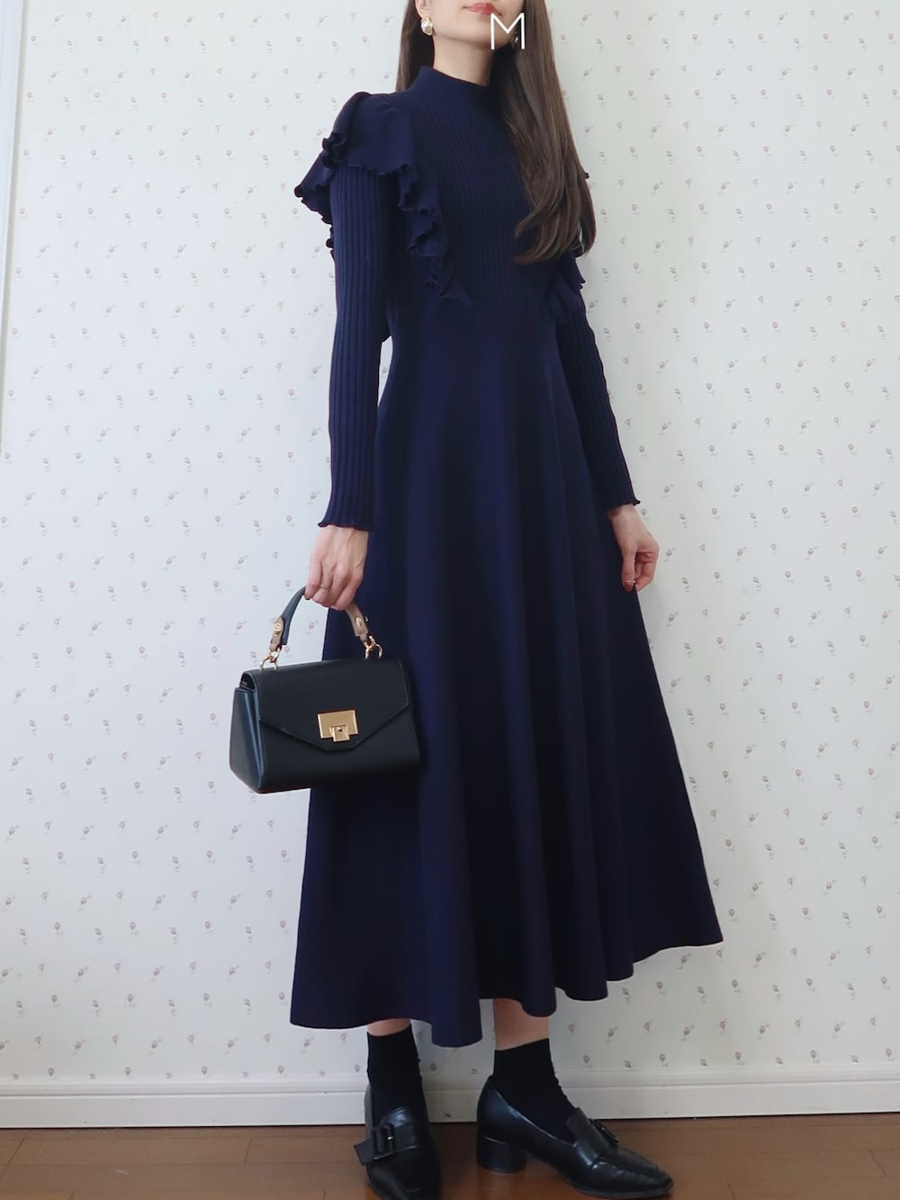 ブルー系のワンピース、ブラック系のショルダーバッグ、ブラック系のパンプスを着用したレディースの冬コーディネートの1枚目の写真