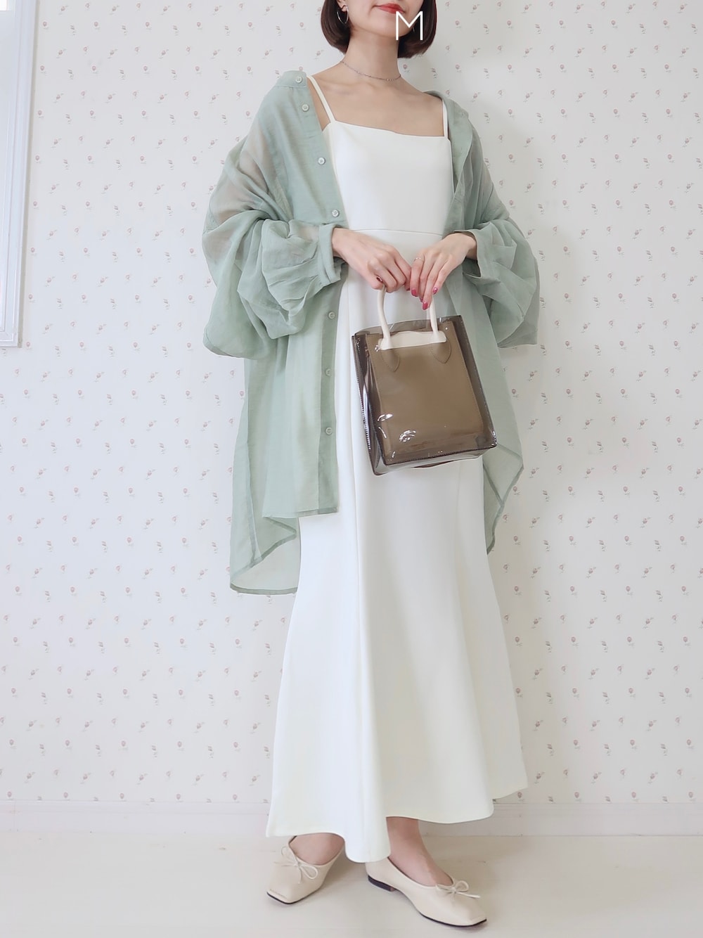 「キャミワンピース、シアーシャツ、オトナカジュアル、オトナ女子、夏コーデ」｜「KOBE LETTUCEのカットジョーゼットストレートキャミソールワンピース（ワンピース、ホワイト系）」を使った、MAYUKOさん（レディース・163cm）の春コーディネートの1枚目の写真