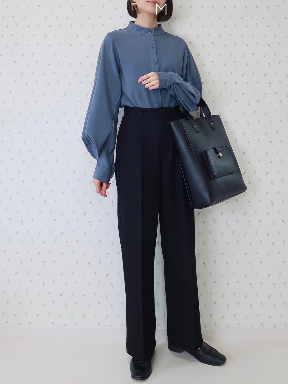 ブルー系のシャツ/ブラウス、ブラック系のトートバッグ、ブラック系のローファーを着用したレディースの春コーディネートの1枚目の写真