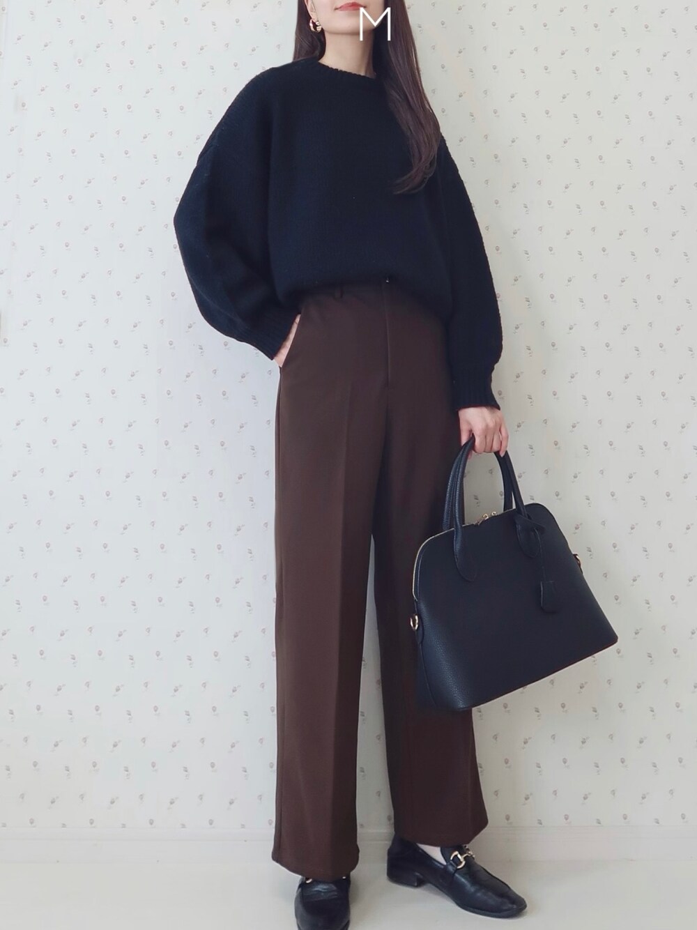 ブラック系のニット/セーター、ブラック系のトートバッグ、ブラック系のローファーを着用したレディースの冬コーディネートの1枚目の写真