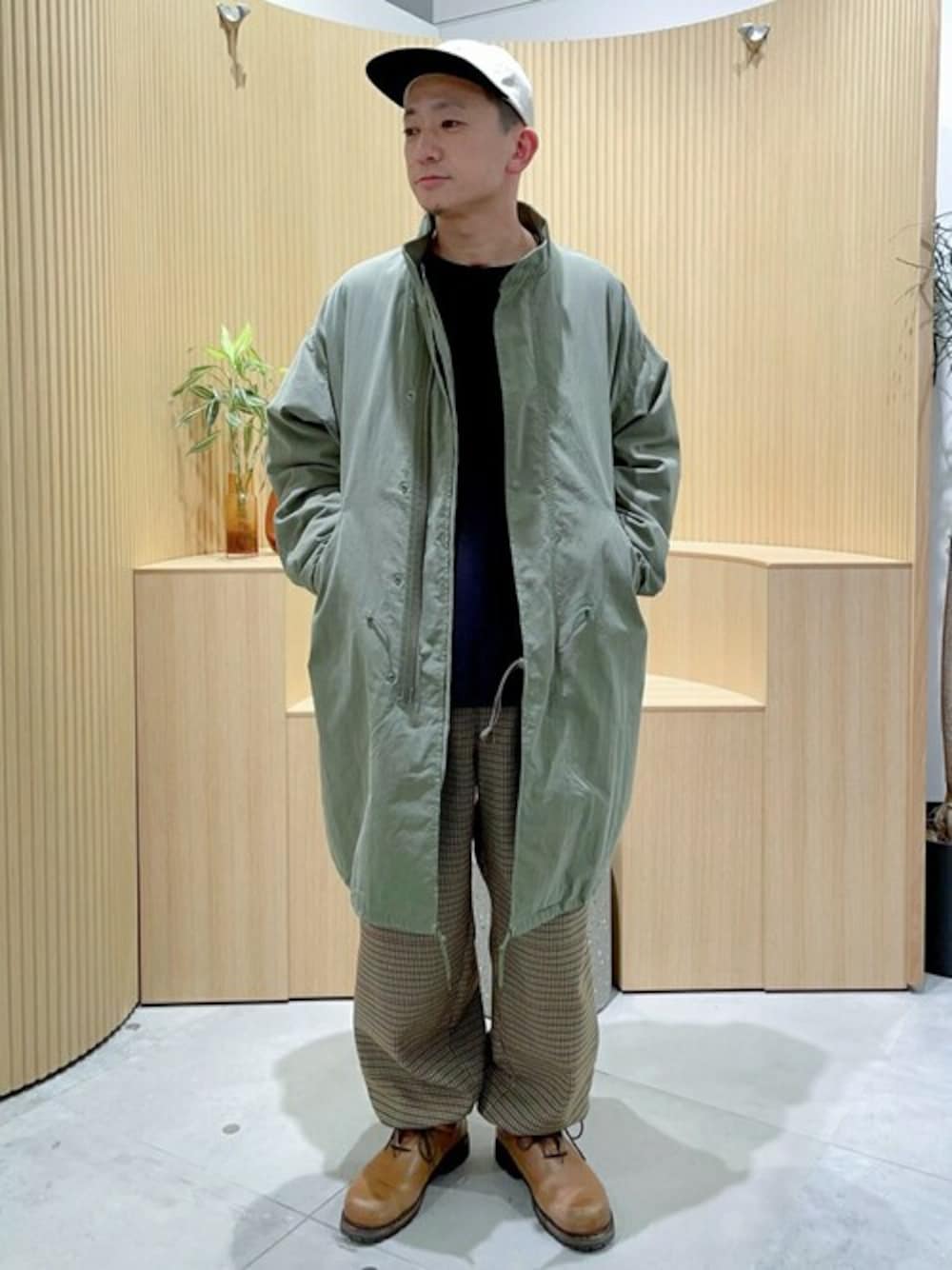 「モッズコート、ミリタリー、オーバーサイズ、大人カジュアル、休日スタイル、ワイドパンツ、リラックススタイル、メンズファッション、30代コーデ、クリスマスに着たい服」｜「JOURNAL STANDARDの【コート+ライナーの2点セット】65 フィッシュテール モッズコート（モッズコート、グリーン系）」を使った、ジャーナルスタンダード メンズさん（メンズ・172cm）の冬コーディネートの1枚目の写真