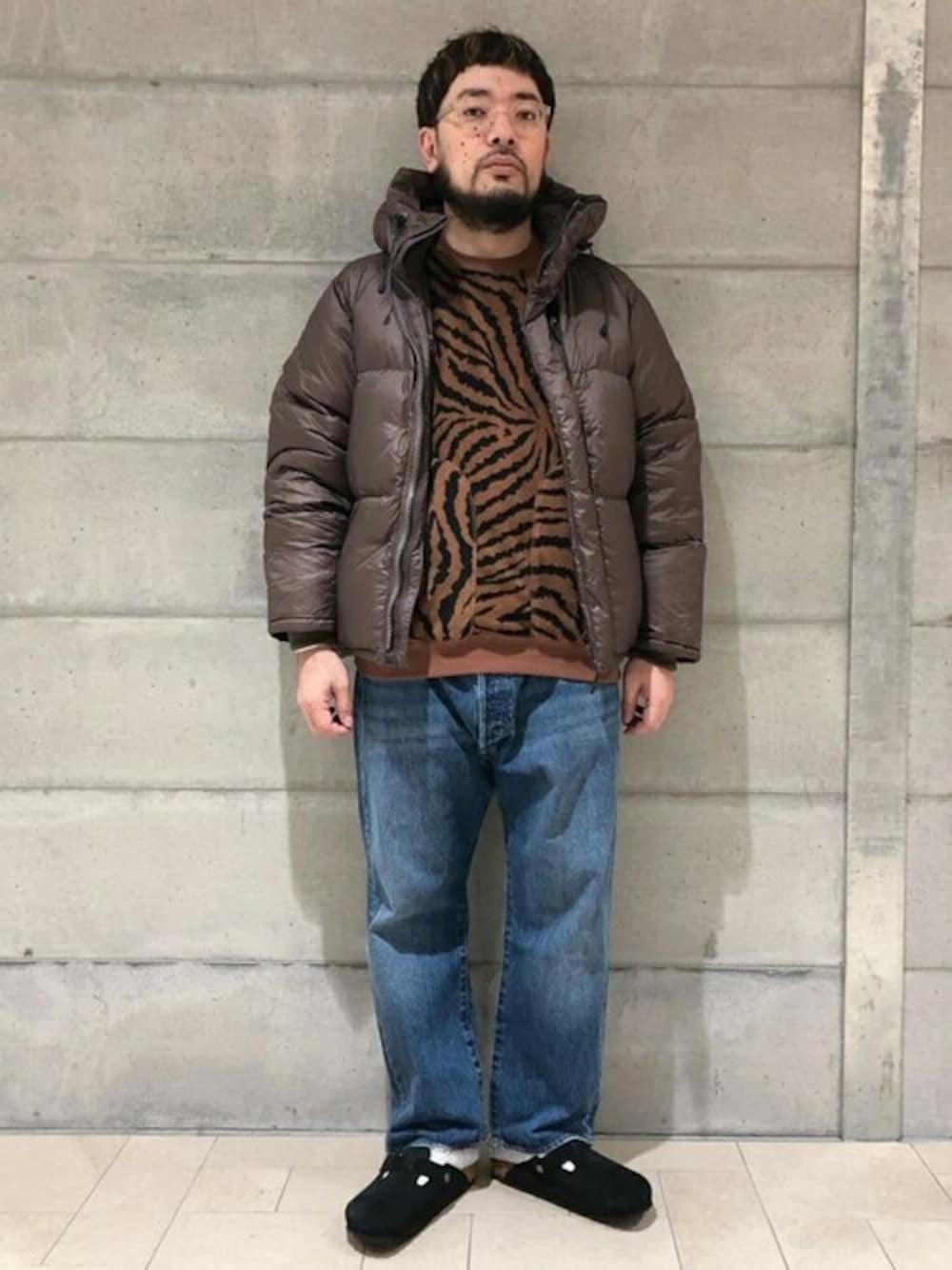 「ダウンジャケット、リーバイス、大人カジュアル、休日スタイル、ブラウン、birkenstock、メンズファッション、ゼブラ柄、40代ファッション」｜「JOURNAL STANDARDのDICROS DNA CITY フードダウンジャケット（ダウンジャケット/コート、ブラウン系）」を使った、ジャーナルスタンダード メンズさん（メンズ・178cm）の冬コーディネートの1枚目の写真