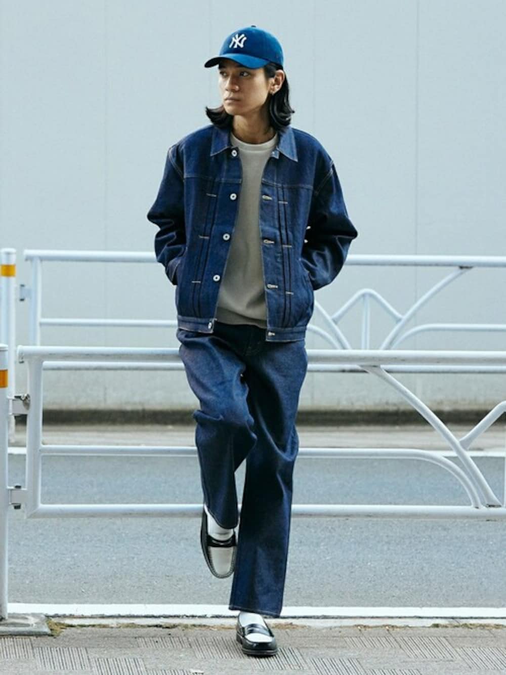 「セットアップ、デニムジャケット、キャップ、ローファー、NEW ERA、Gジャン、春コーデ、カジュアルコーデ、メンズファッション、ストレートデニム」｜「JOURNAL STANDARDのデニム トラッカージャケット LOT206T（デニムジャケット、ブルー系）」を使った、ジャーナルスタンダード メンズさん（メンズ・181cm）の冬コーディネートの1枚目の写真
