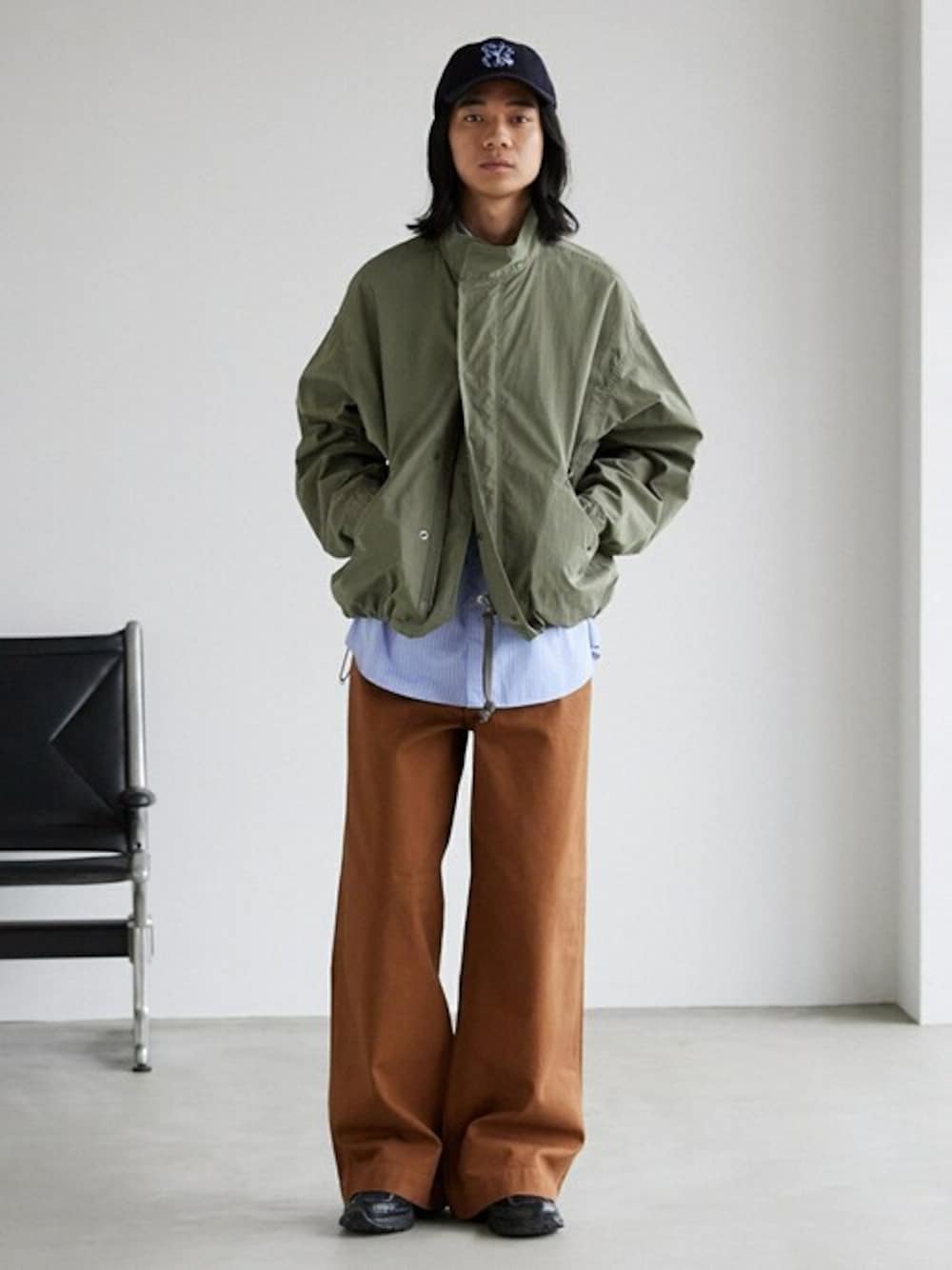 「モッズコート、キャップ、NEW ERA、ワイドパンツ、ボタンダウンシャツ、ストライプシャツ、ペインターパンツ、春コーデ、カジュアルコーデ、メンズファッション」｜「JOURNAL STANDARDの65 ショートモッズコート ライト（モッズコート、グリーン系）」を使った、ジャーナルスタンダード メンズさん（メンズ・181cm）の冬コーディネートの1枚目の写真