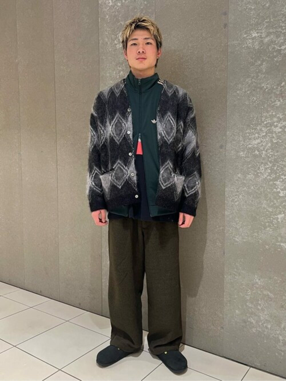 「カーディガン、adidas、スポーツミックス、休日スタイル、birkenstock、お出かけコーデ、トラックジャケット、カジュアルコーデ、メンズファッション、アーガイル柄」｜「adidasの【ADIDAS/アディダス】BB トラックジャケット（ジャージ、グリーン系）」を使った、ジャーナルスタンダード メンズさん（メンズ・177cm）の冬コーディネートの1枚目の写真
