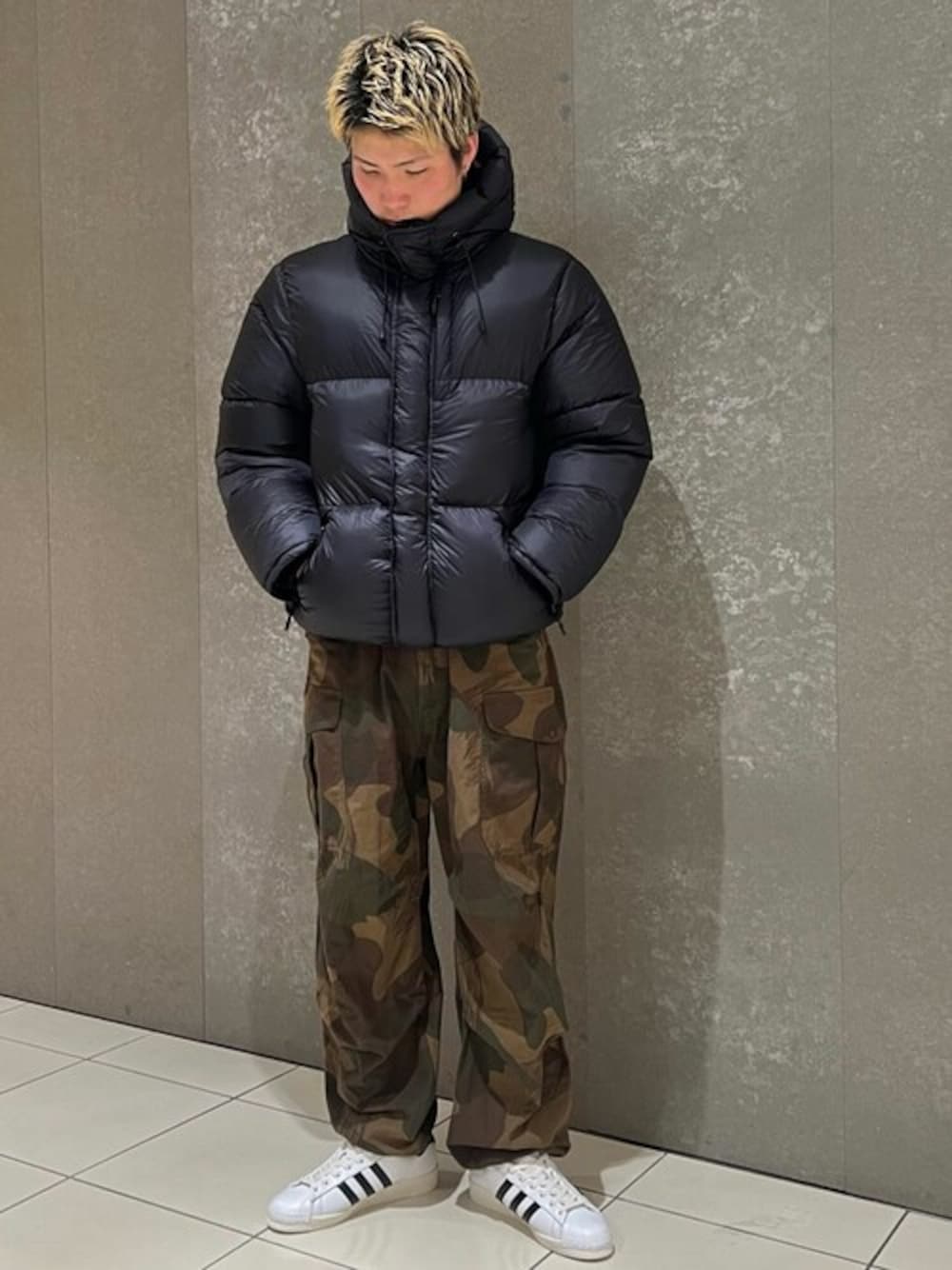 「ダウンジャケット、カモフラ、adidas、ストリート、冬コーデ、カーゴパンツ、休日スタイル、お出かけコーデ、カジュアルコーデ、メンズファッション」｜「JOURNAL STANDARDのDICROS DNA CITY フードダウンジャケット（ダウンジャケット/コート、ブラック系）」を使った、ジャーナルスタンダード メンズさん（メンズ・177cm）の冬コーディネートの1枚目の写真