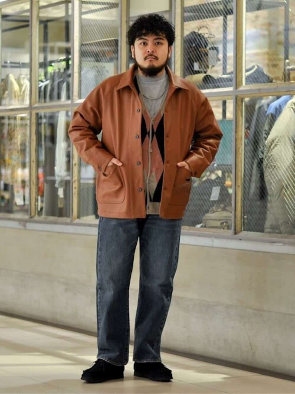「カーディガン、レザージャケット、リーバイス、SCHOTT、カバーオール、デニムパンツ、clarks、カジュアルコーデ、メンズファッション、ストレートデニム」｜「schottの【Schott / ショット】別注 レザーカバーオール（その他アウター、ブラウン系）」を使った、ジャーナルスタンダード メンズさん（メンズ・172cm）の冬コーディネートの1枚目の写真