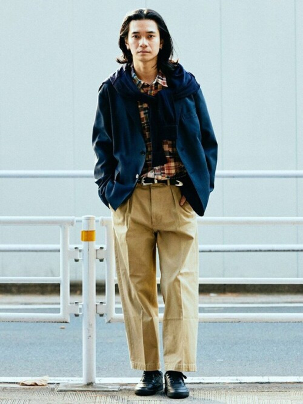ベージュ系のシャツ/ブラウス、ベージュ系のチノパンツ、ブラック系のスニーカーを着用したメンズの冬コーディネートの1枚目の写真