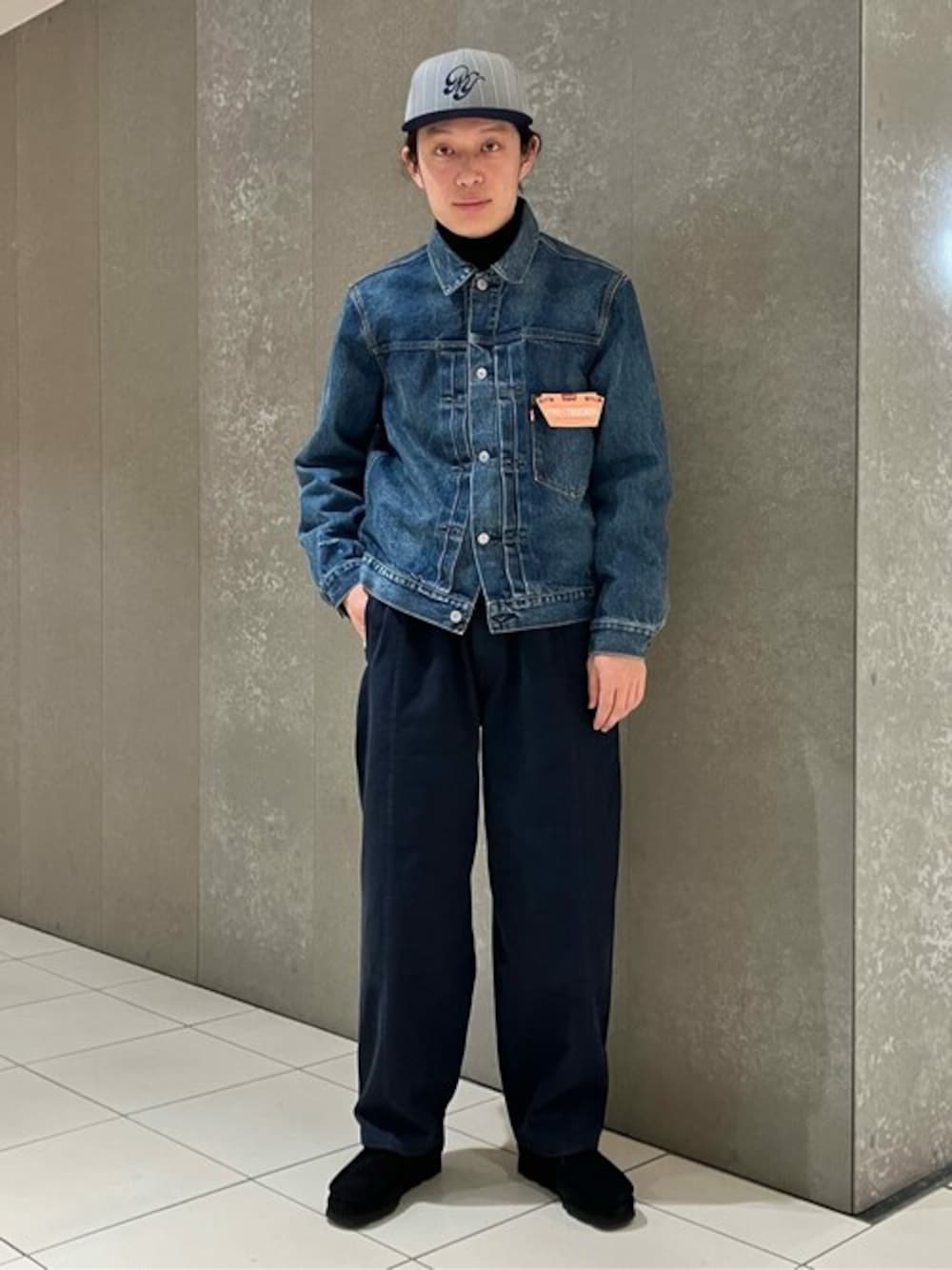 「デニムジャケット、リーバイス、タートルネック、Gジャン、お出かけコーデ、トラックパンツ、clarks、春コーデ、ワラビー、メンズファッション」｜「Levi'sの【LEVI’S(R)/リーバイス(R)】別注 1st JKT Selvedge INDIGO（デニムジャケット、ブルー系）」を使った、ジャーナルスタンダード メンズさん（メンズ・179cm）の冬コーディネートの1枚目の写真