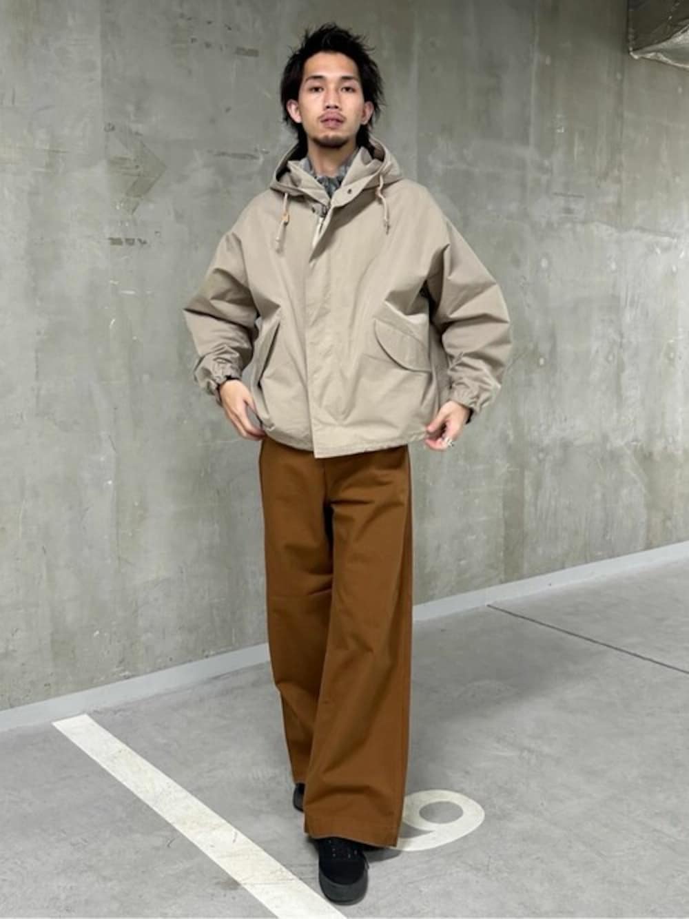 「モッズコート、ベージュ、ワイドパンツ、ブラウン、ペインターパンツ、フレアパンツ、春コーデ、スポーティ、カジュアルコーデ、メンズファッション」｜「JOURNAL STANDARDの51 ショートモッズコート ライト（モッズコート、ベージュ系）」を使った、ジャーナルスタンダード メンズさん（メンズ・179cm）の冬コーディネートの1枚目の写真