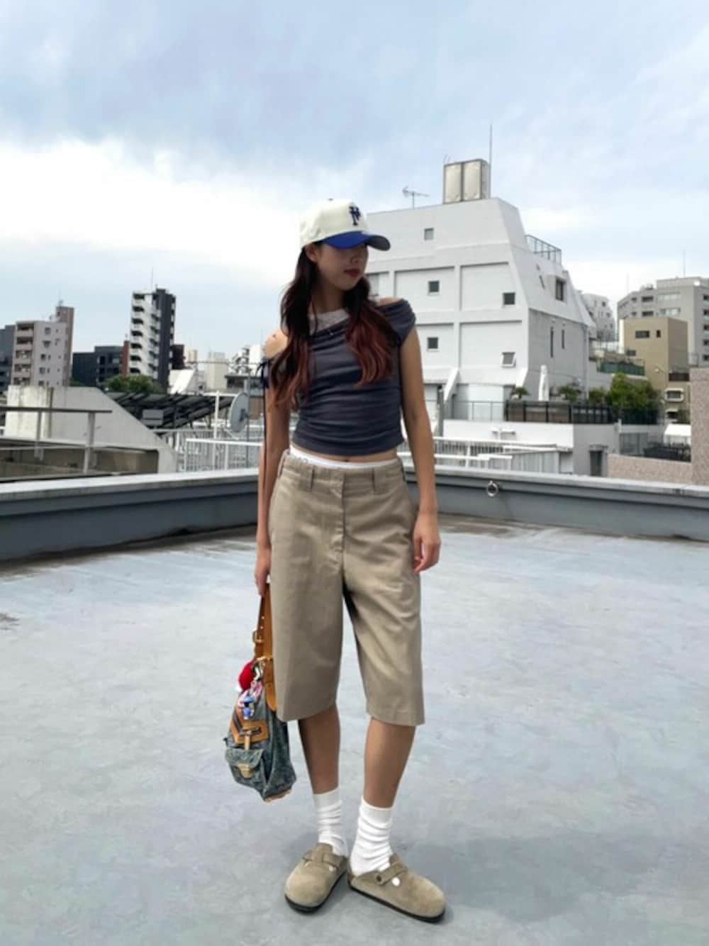 「カジュアル、ブラックコーデ、Dickies、レイヤードスタイル、ハーフパンツ、夏コーデ、ディッキーズ(Dickies)、夏服、ストリートコーデ、ノームコア」｜「Dickiesの【ROOPTOKYO別注】Dickies/ディッキーズ EASY WORK SHORTSイージーワークショーツ（チノパンツ、グリーン系）」を使った、NATSUKIさん（レディース・170cm）の夏コーディネートの1枚目の写真