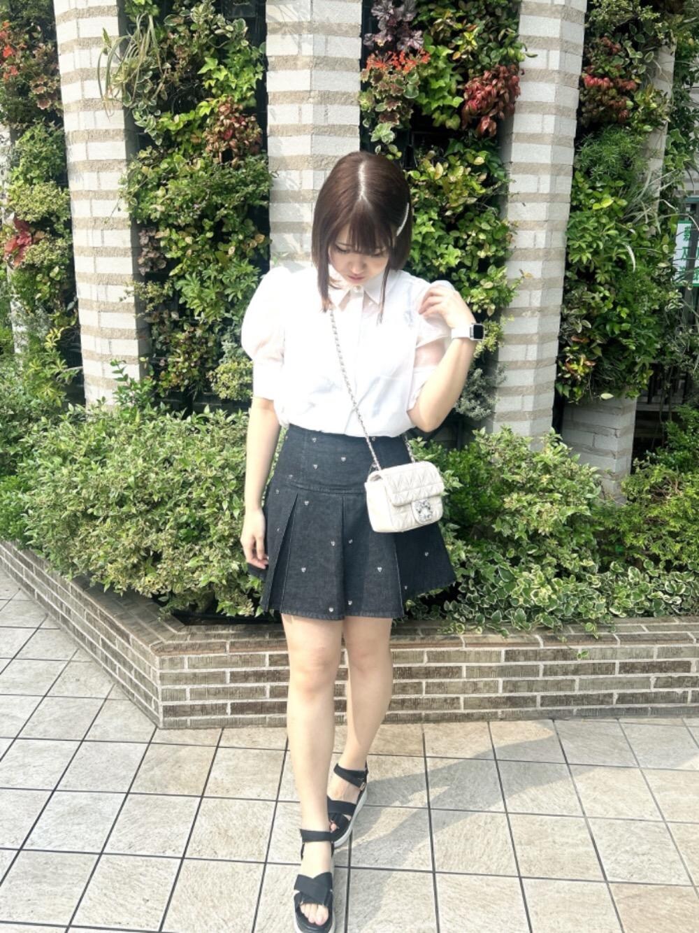 「MAJESTIC LEGON、マジェスティックレゴン、高身長、韓国っぽ、推し活」｜「MAJESTIC LEGONのシアーパフ袖シャツブラウス（シャツ/ブラウス、ホワイト系）」を使った、ねねさん（レディース・162cm）の春コーディネートの1枚目の写真