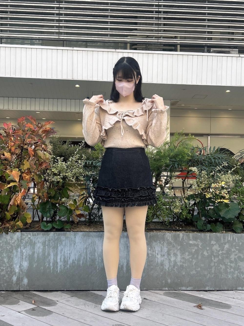 「ガーリー、ミニ、MAJESTIC LEGON、マジェスティックレゴン」｜「MAJESTIC LEGONの2WAYデコリボンスニーカー（スニーカー、ホワイト系）」を使った、ねねさん（レディース・162cm）の冬コーディネートの1枚目の写真
