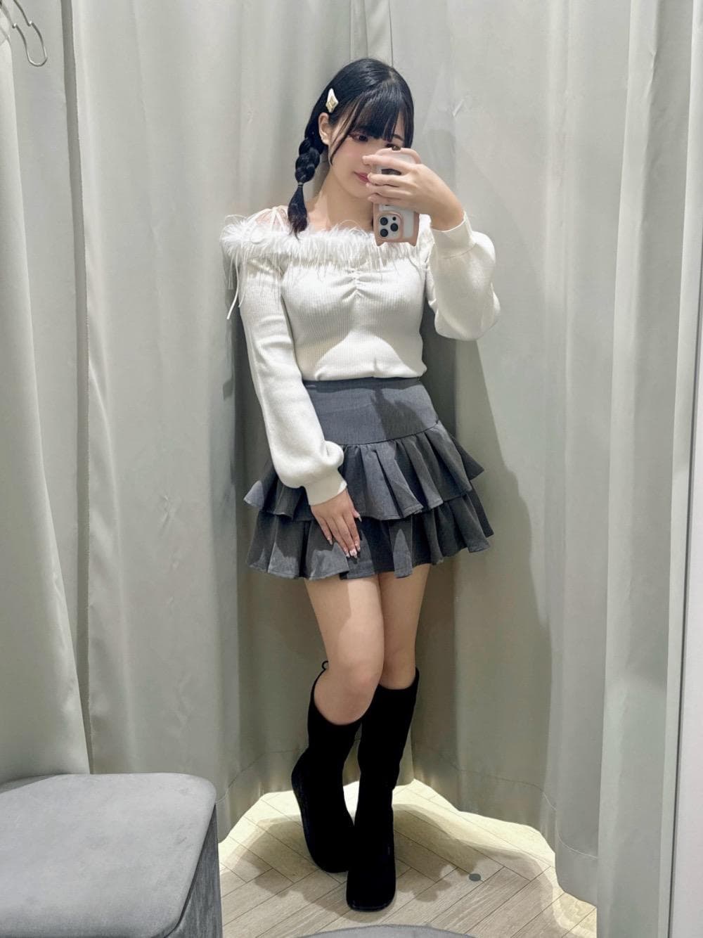 ブラック系のブーツ、グレー系のスカート、ホワイト系のニット/セーターを着用したレディースの秋コーディネートの1枚目の写真