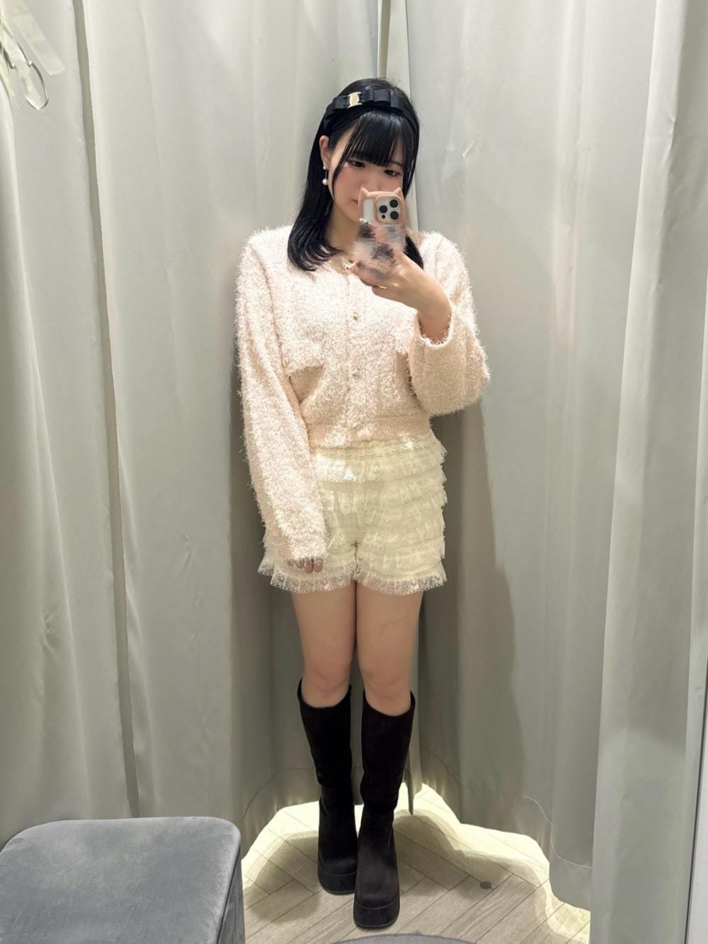 ブラウン系のブーツ、ホワイト系のその他パンツ、ピンク系のカーディガン/ボレロを着用したレディースの秋コーディネートの1枚目の写真