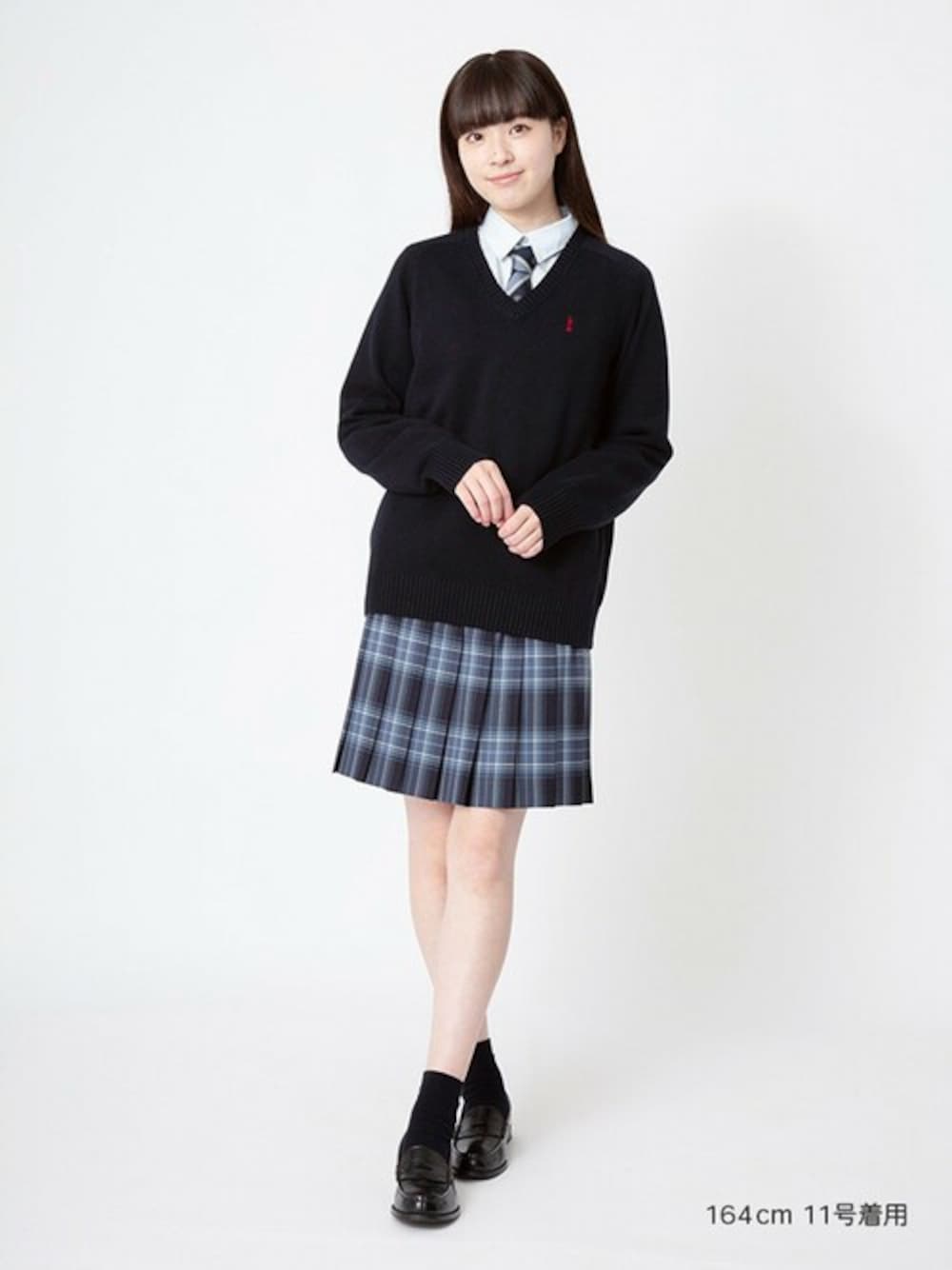 「ニット、セーター、学生、制服、スクール、定番、通学、高校生、女子高生、中学生」｜「EASTBOYのセーター 綿 7G 通学 ニット 女子 制服 学生服 中学生 高校生 スクール 入学式 卒業式（ニット/セーター、ブルー系）」を使った、殿内 虹風さん（レディース・164cm）の冬コーディネートの1枚目の写真