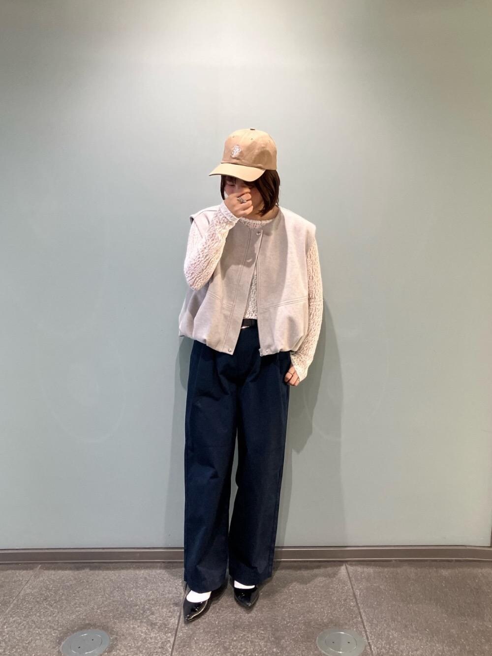 ホワイト系のTシャツ/カットソー、ベージュ系のその他アウター、ブルー系のチノパンツを着用したレディースの秋コーディネートの1枚目の写真