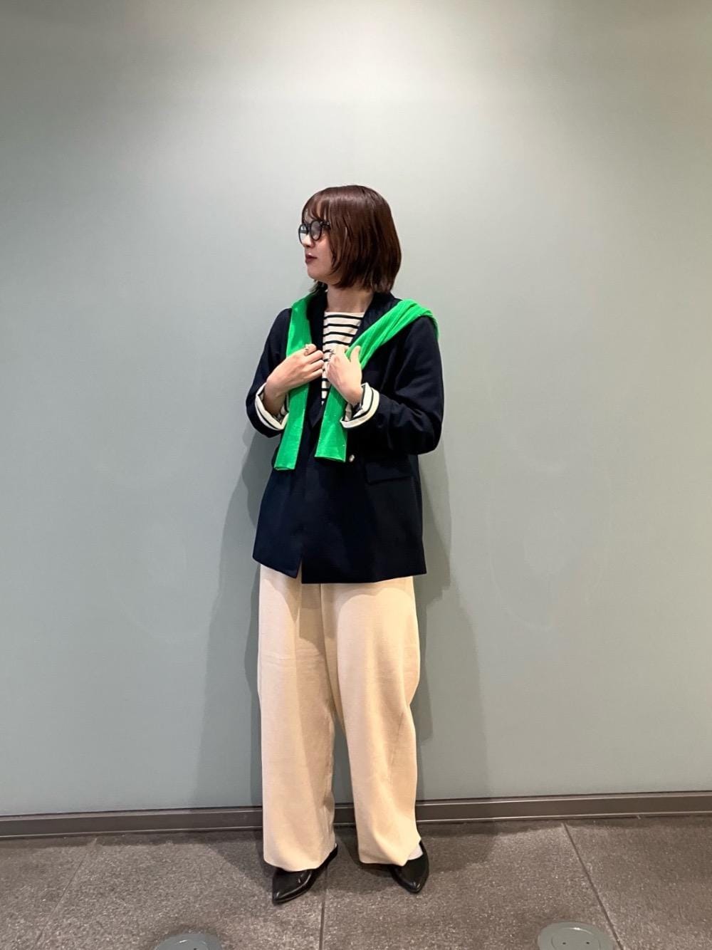 グリーン系のカーディガン/ボレロ、ブルー系のその他アウター、グリーン系のTシャツ/カットソーを着用したレディースの秋コーディネートの1枚目の写真