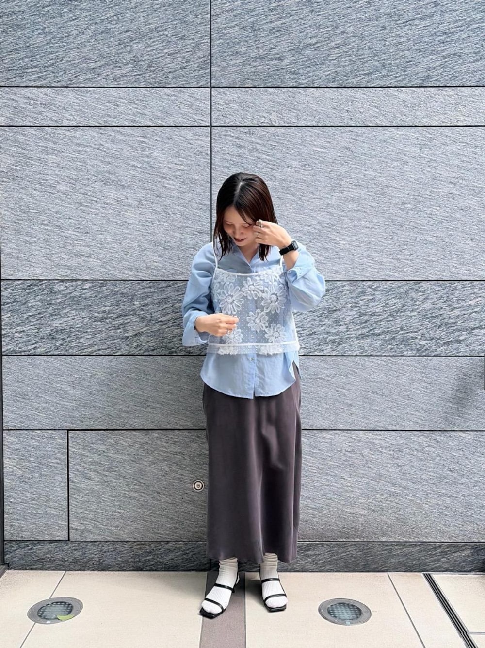 ホワイト系のキャミソール、ブルー系のシャツ/ブラウス、グレー系のスカートを着用したレディースの春コーディネートの1枚目の写真