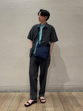 「カラーTシャツ」｜「アイテム（サンダル）」を使った、徳山さん（メンズ・177cm）の夏コーディネート