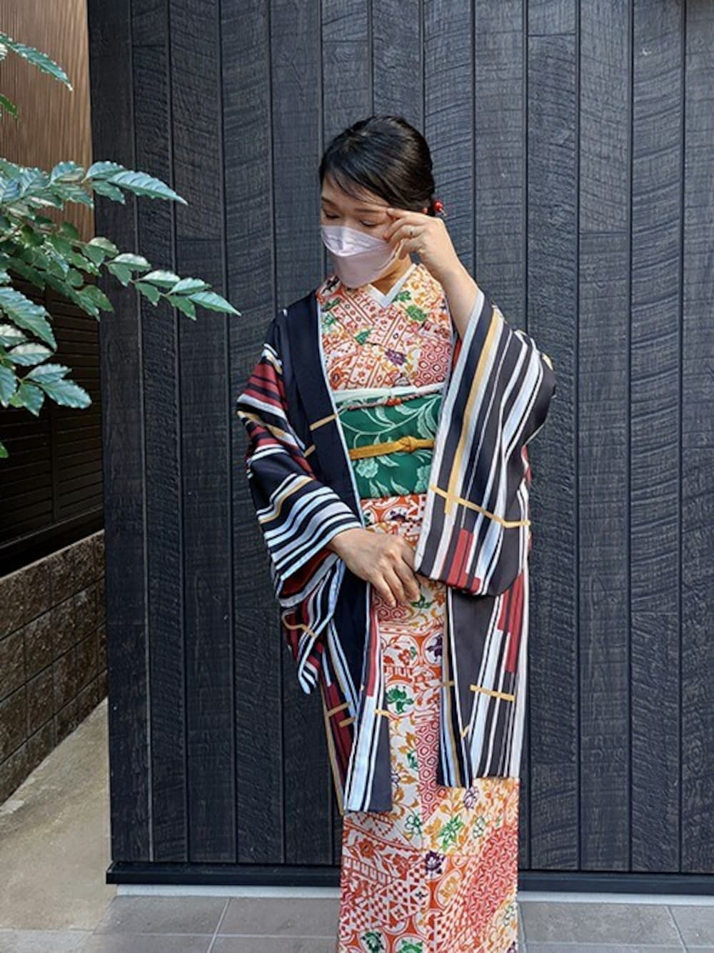 「着物、レトロ、アンティーク着物、和服、きもの、レトロモダン、着物女子、着物コーディネート、京都きもの町、kimonomachi」｜「kimonomachiのKIMONOMACHI オリジナル 2022-2023 新作 羽織 単品（着物、ブラック系）」を使った、KIMONOMACHIさん（レディース・167cm）の冬コーディネートの1枚目の写真