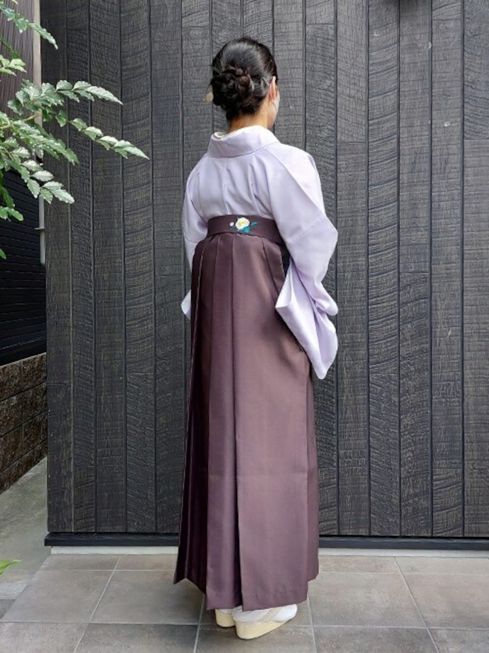 「刺繍、ブラウン、袴、卒業式、椿、先生コーデ、色無地、袴コーデ、京都きもの町、卒業式袴」｜「kimonomachiの洗える着物 色無地 袷 M/L（着物、パープル系）」を使った、KIMONOMACHIさん（レディース・167cm）の冬コーディネートの1枚目の写真