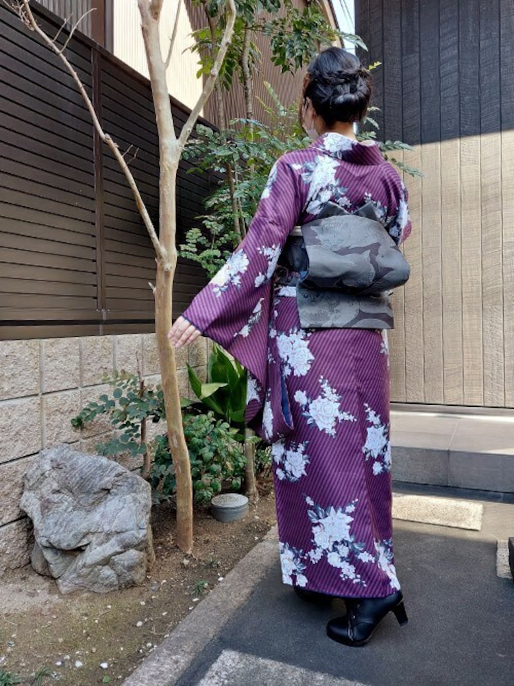 「着物、猫、ネコミミ、アンティーク着物、和服、着物コーデ、きものコーディネート、京都きもの町、kimonomachi、二尺袖着物」｜「kimonomachiのKIMONOMACHI オリジナル 2022-2023 二尺袖着物 単品（着物、パープル系）」を使った、KIMONOMACHIさん（レディース・155cm）の春コーディネートの1枚目の写真