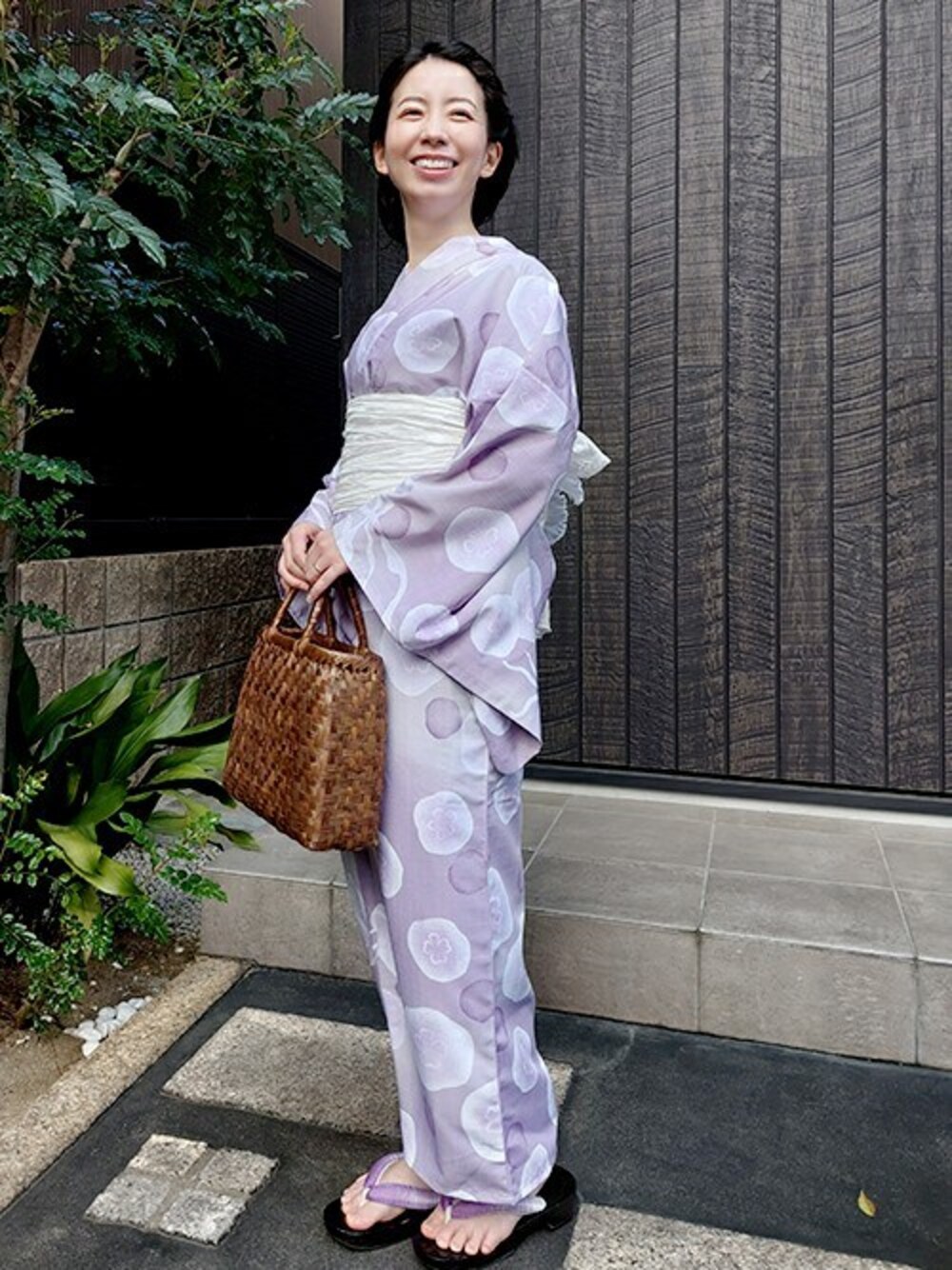 青紫の地に黒の柄模様と青磁色の蝶が妖艶な美しさの、注染めの浴衣です 青紫の地に黒の柄模様と青磁色の蝶が妖艶な