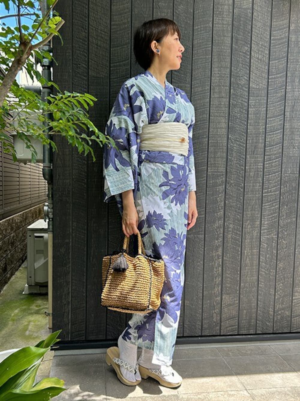 「夏、浴衣、夏コーデ、ダリア、ゆかた、浴衣女子、ポリエステル、涼やか、京都きもの町、kimonomachi」｜「kimonomachiのKIMONOMACHI オリジナル 浴衣2点セット (浴衣+帯) 吸水速乾 CoolPass モダン柄系　朝顔、ポピー柄（浴衣、ブルー系）」を使った、KIMONOMACHIさん（レディース・170cm）の夏コーディネートの1枚目の写真
