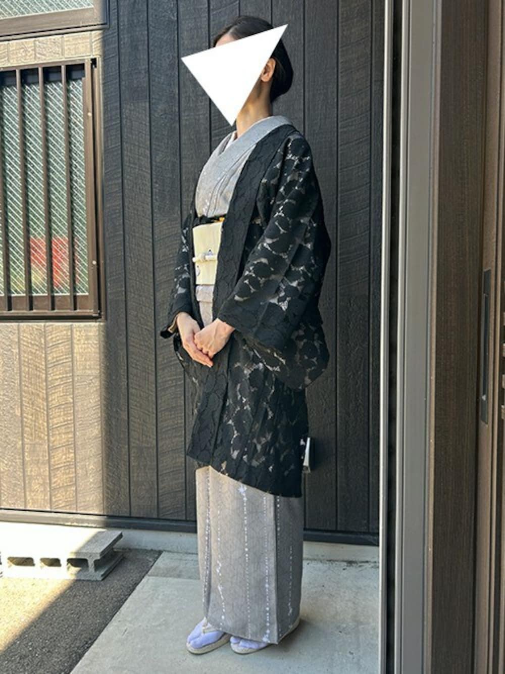 グレー系の着物、ホワイト系の和装小物、ブラック系の着物を着用したレディースの秋コーディネートの1枚目の写真