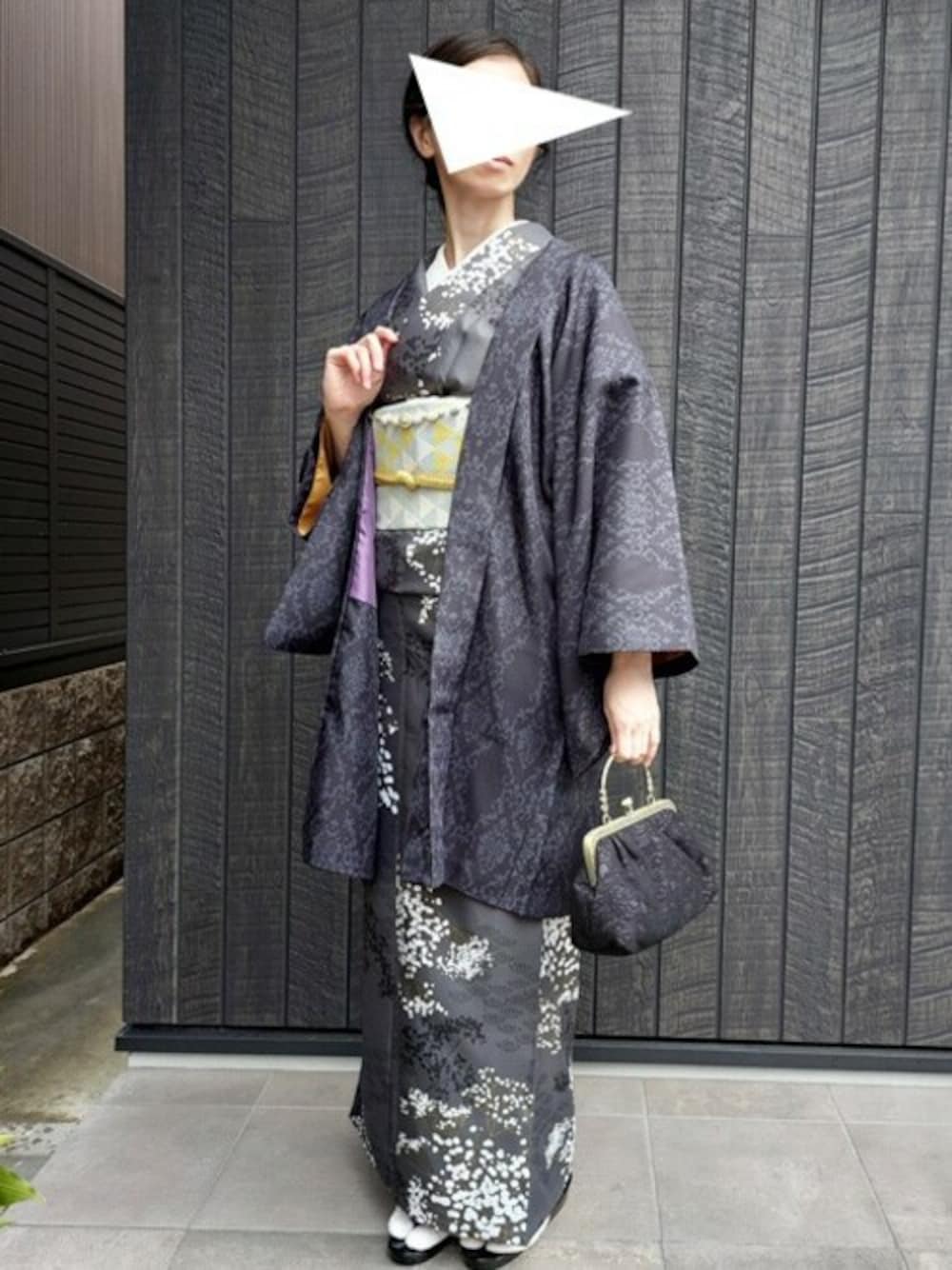 グレー系の着物、ブルー系の和装小物、ブラック系の着物を着用したレディースの冬コーディネートの1枚目の写真