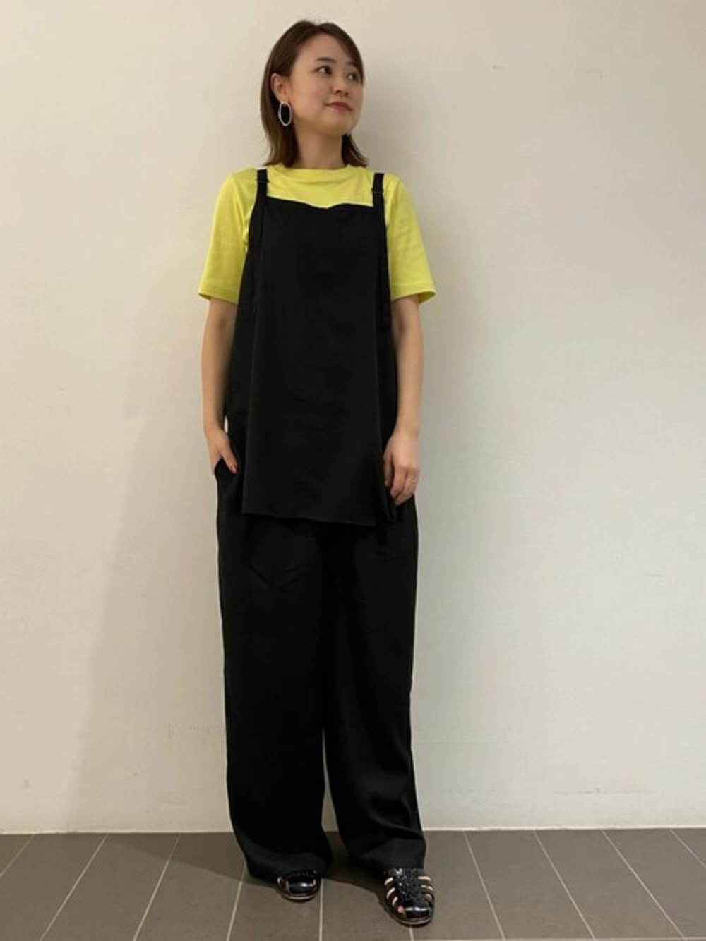 ブラック系のシャツ/ブラウス、イエロー系のTシャツ/カットソー、ブラック系のその他パンツを着用したレディースの夏コーディネートの1枚目の写真