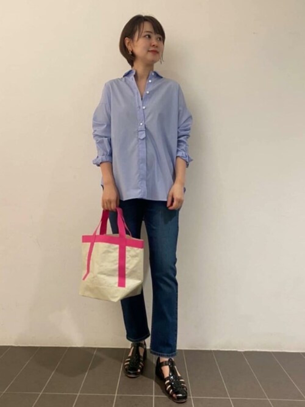 ブルー系のシャツ/ブラウス、ブルー系のデニムパンツ、ホワイト系のトートバッグを着用したレディースの夏コーディネートの1枚目の写真