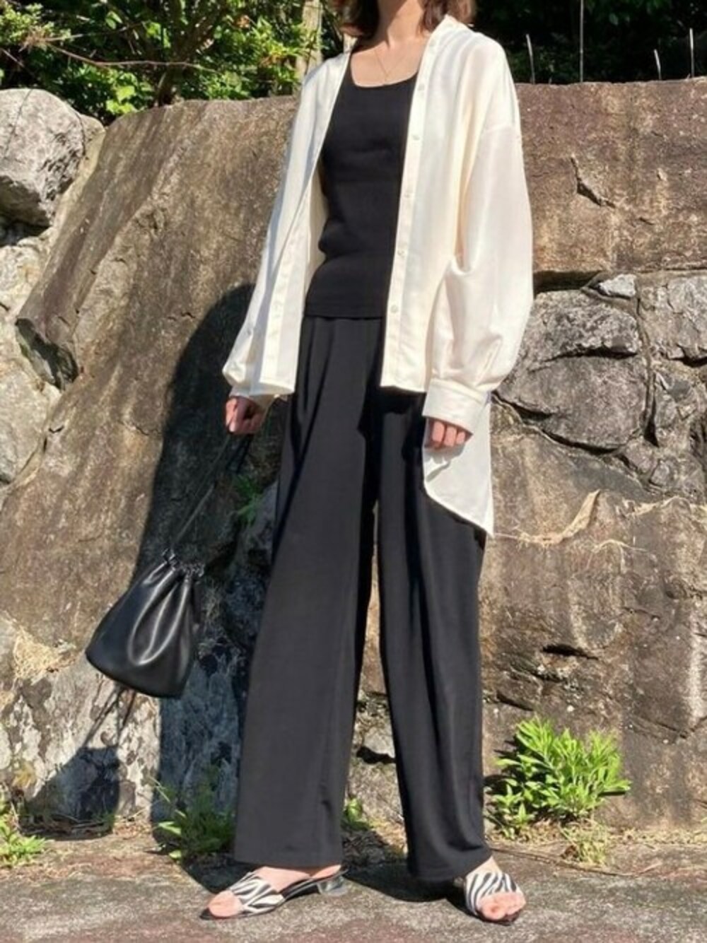 その他のサンダルを着用したレディースの夏コーディネートの1枚目の写真