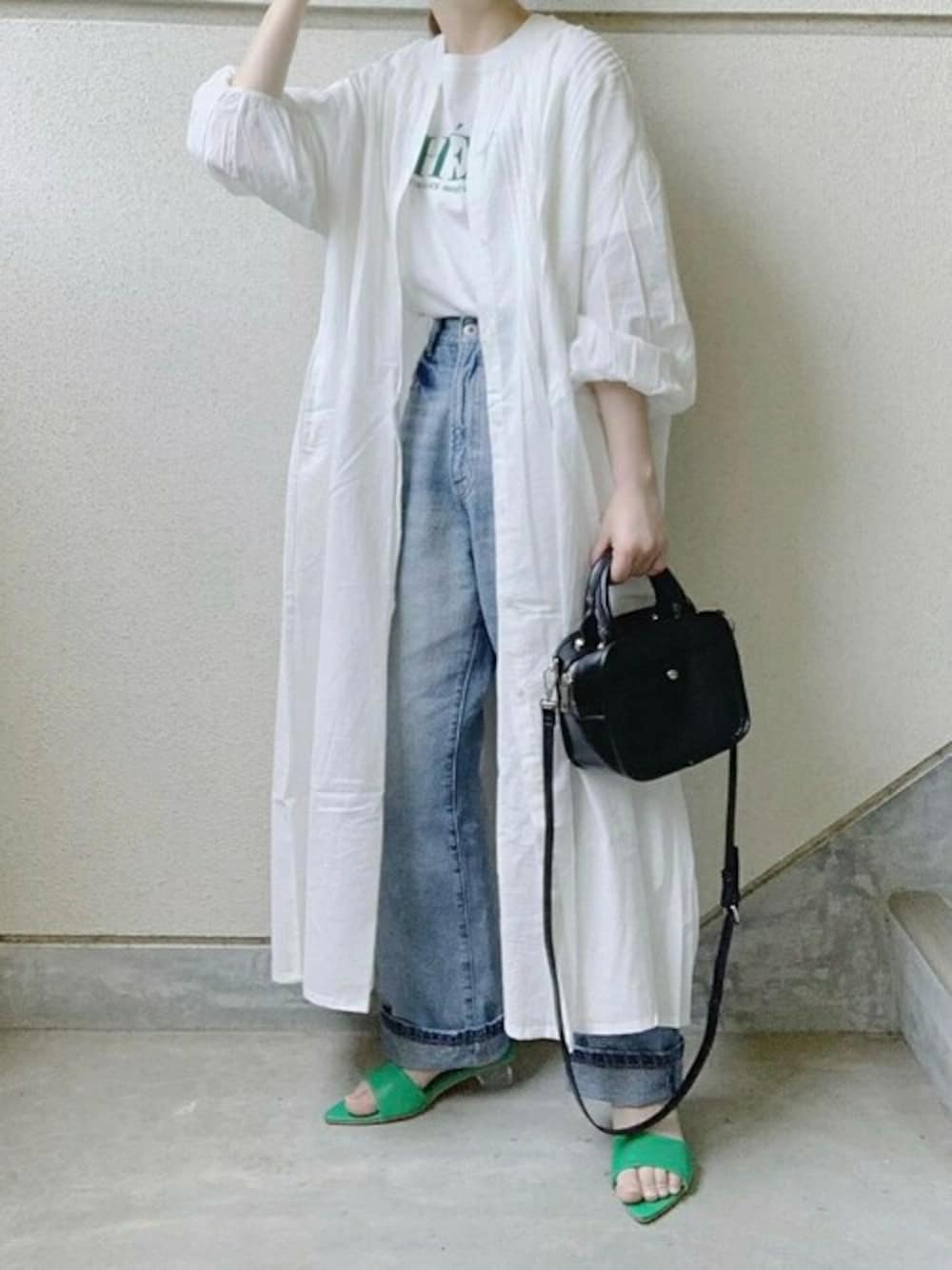 グリーン系のサンダルを着用したレディースの夏コーディネートの1枚目の写真