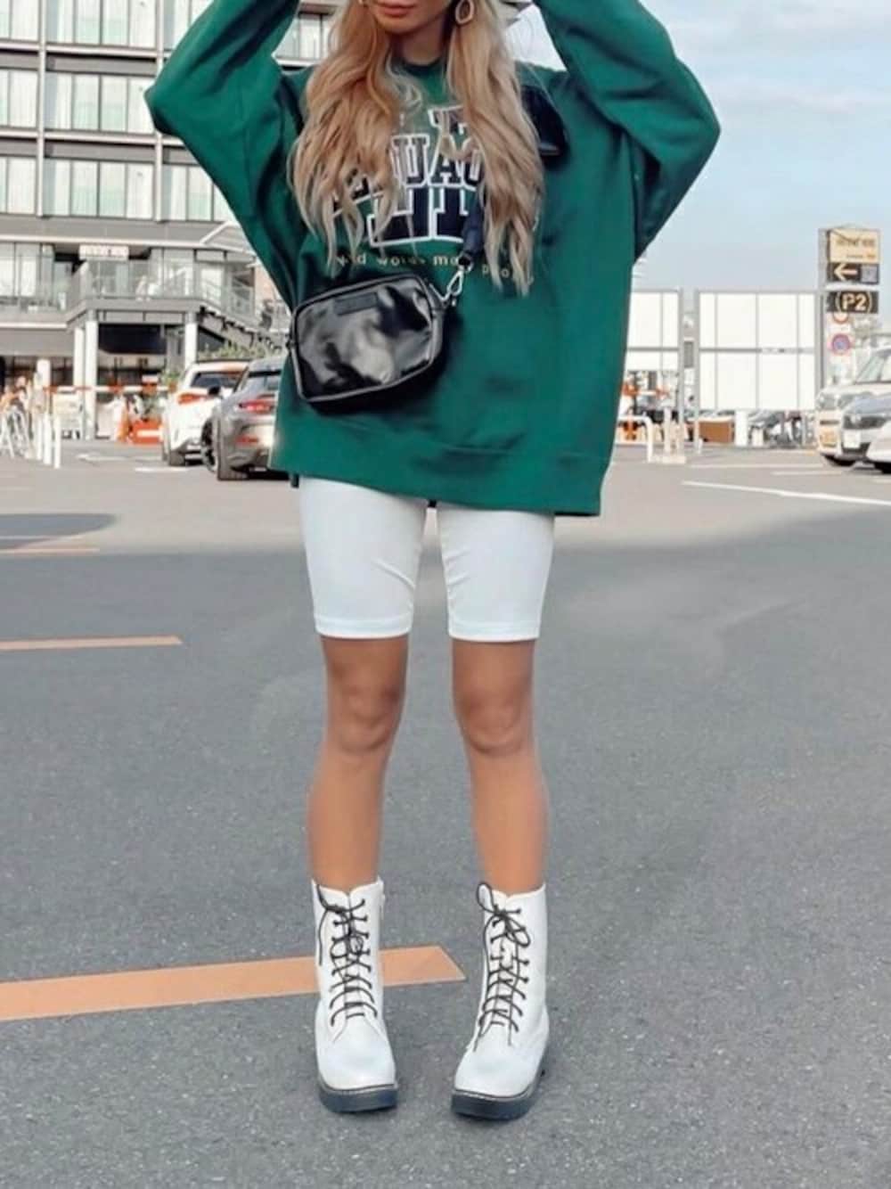 ホワイト系のブーツを着用したレディースの秋コーディネートの1枚目の写真