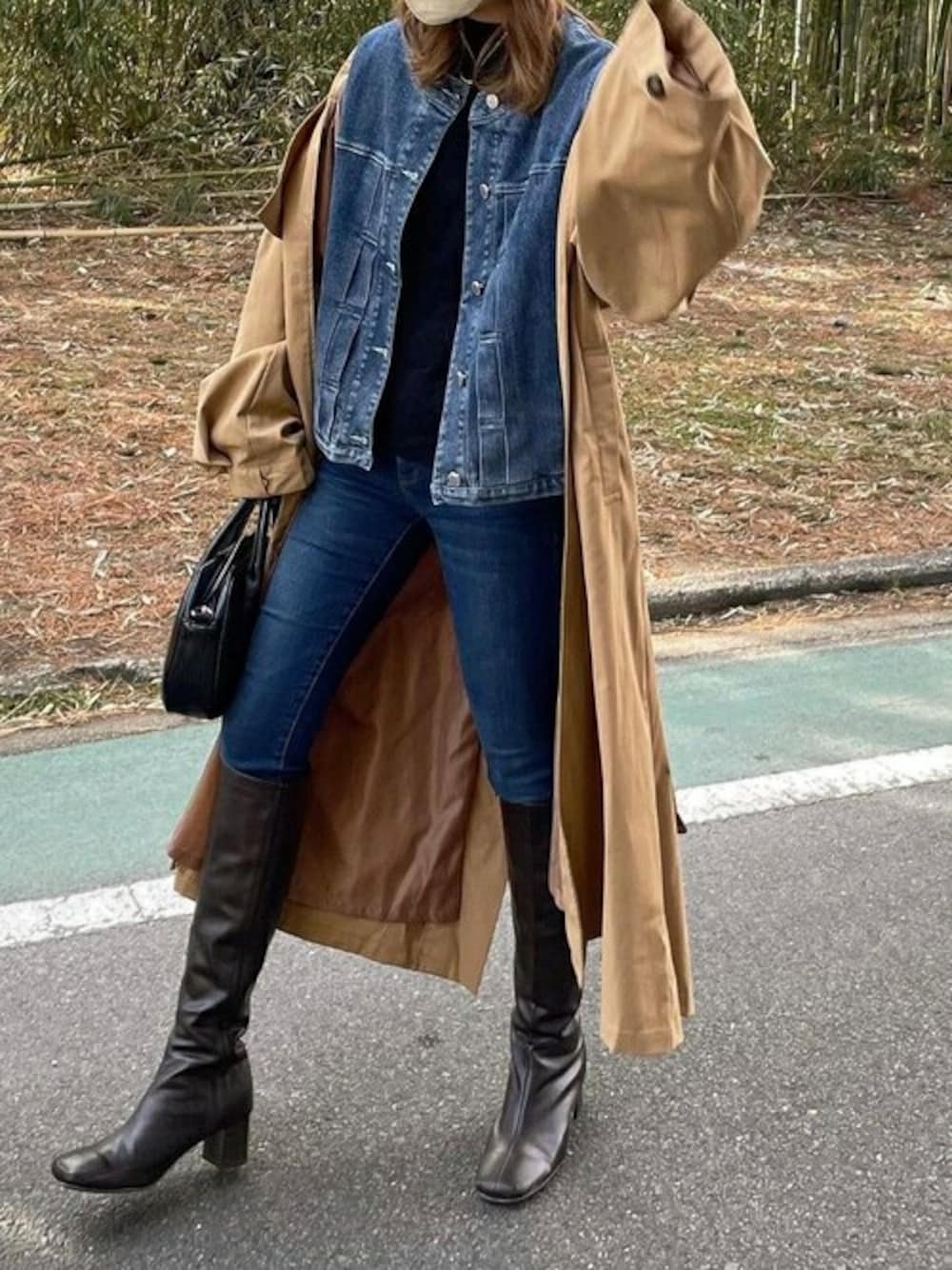 ブラウン系のブーツを着用したレディースの冬コーディネートの1枚目の写真